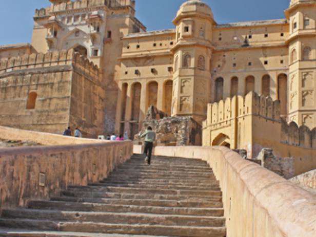 A-sunny-blue-sky-day-at-the-Amber-Fort-in-Jaipur