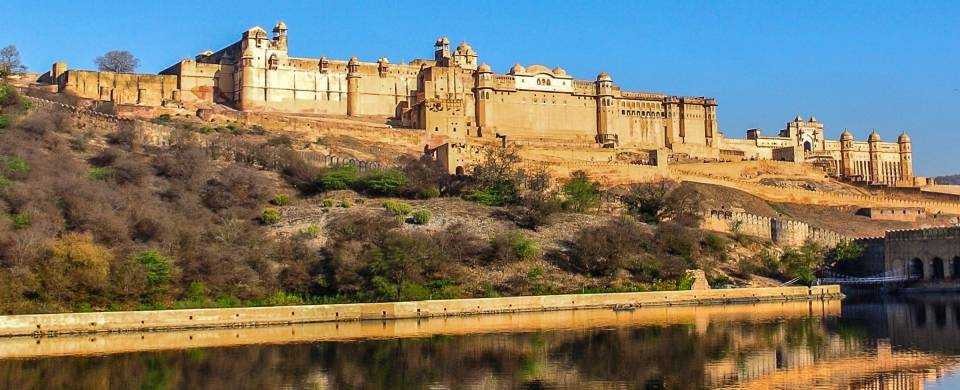 A-sunny-blue-sky-day-at-the-Amber-Fort-in-Jaipur