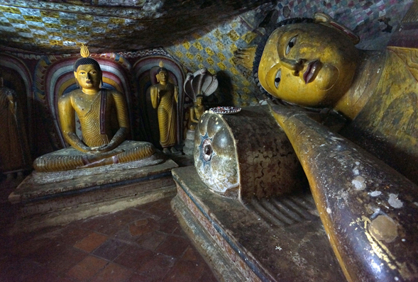 Large statues of Buddha