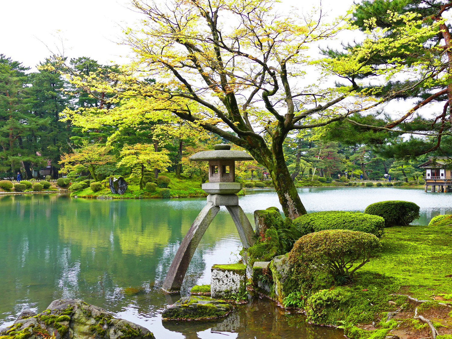 a stone lantern in Kenrokuen Garden