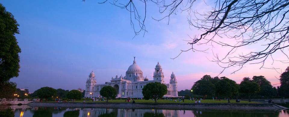 Beautiful blue and pink sky over a temple in Kolkata